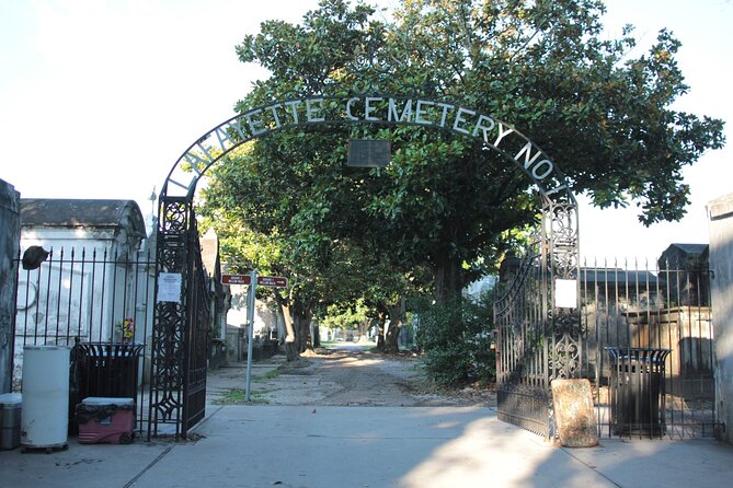Historic Garden District Walking Tour - Stop 1: Lafayette Cemetery No. 1 and how cemeteries teach the city’s logic
