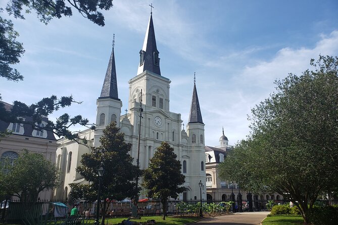 Louisiana of the Creoles: Visit to the French Quarter (French) - Hermann-Grima House courtyard: where 19th-century life becomes real