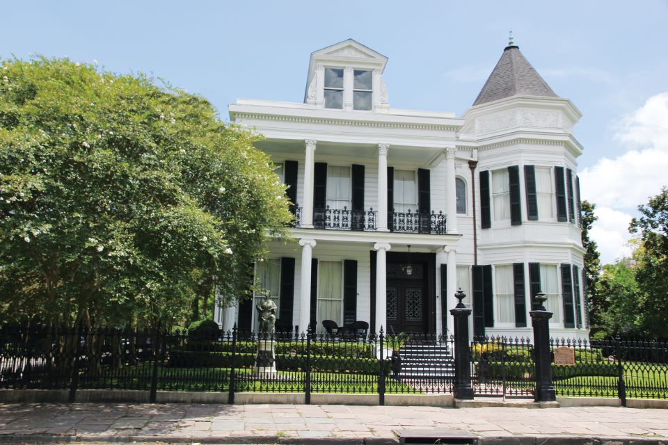 New Orleans: 2-Hour 15-Minute City and Cemetery Tour by Bus - The French Quarter start: landmarks, shortcuts, and street-level context