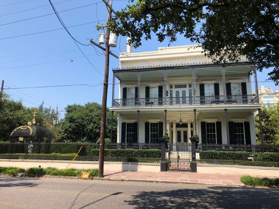 New Orleans: 2-Hour Homes of the Rich & Famous Walking Tour - Celebrity gossip and neighborhood scandals, with a real-world tone