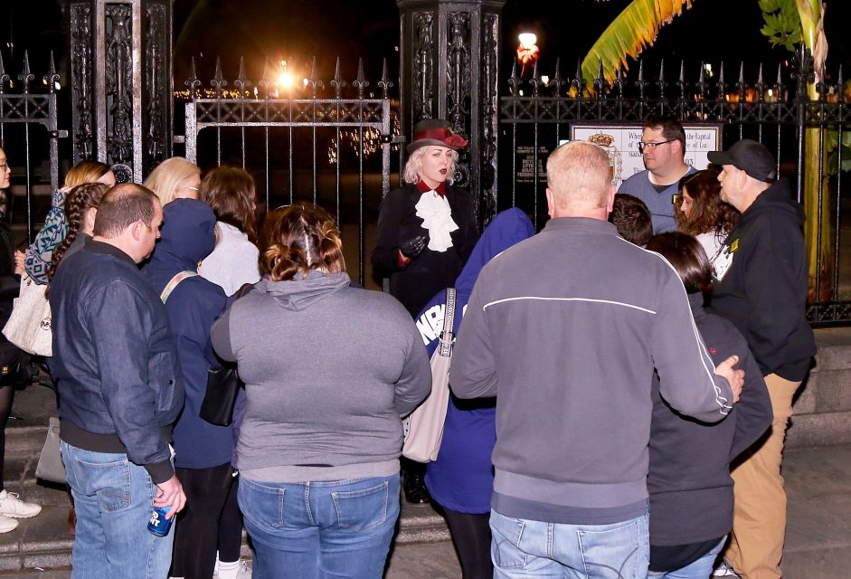 New Orleans: 5 in 1 Ghost & Mystery Evening Tour - The Haunted Tavern Stop and the 2-for-1 Drink Moment