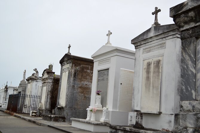 New Orleans Cemetery Bus Tour with Exclusive Cemetery Access - Bon’s Street Food and the coffee/restroom stop that keeps things comfortable
