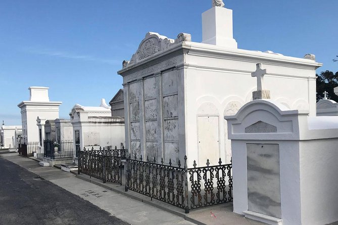 New Orleans City and Cemetery 2-Hour Bus Tour - Café Du Monde Stop: Beignets, a Cafe Break, and Restrooms
