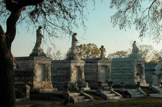 New Orleans City and Cemetery Bus Tour - Getting picked up in the French Quarter and staying comfortable