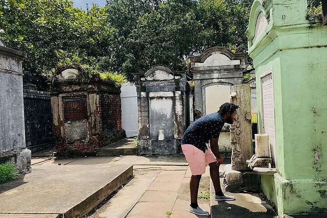 New Orleans City and Cemetery Tour with Garden District Stroll - St. Louis Cemetery No. 3: Above-Ground Burial Culture in Real Time