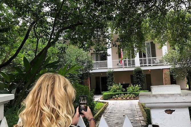 New Orleans City and Cemetery Tour with Garden District Stroll - Optional Vue Orleans Add-On for a Big View