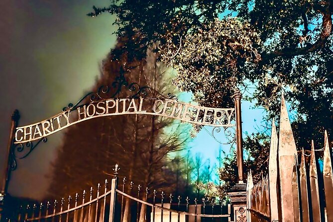 New Orleans Dead of Night Ghosts and Cemetery Bus Tour - City Park break and Café du Monde: timing your snack