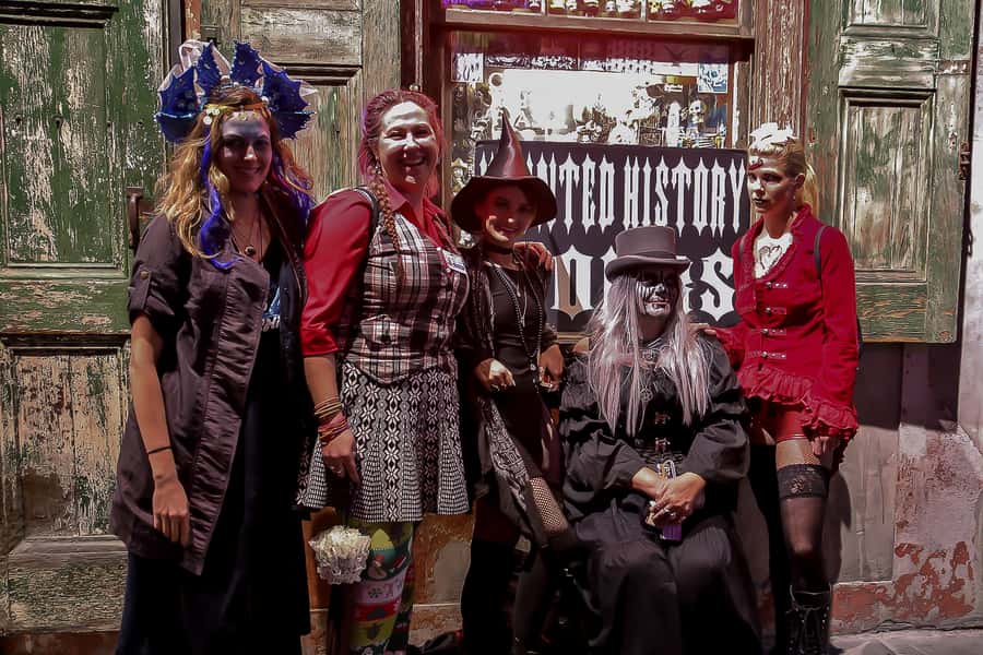New Orleans: French Quarter Ghost and Legends Walking Tour - The 2-hour format: under a mile, heavy on story