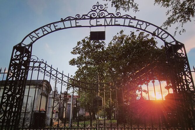 New Orleans Garden District and Cemetery Bike Tour - Stop 2: Garden District by bike—mansions, stories, and famous faces