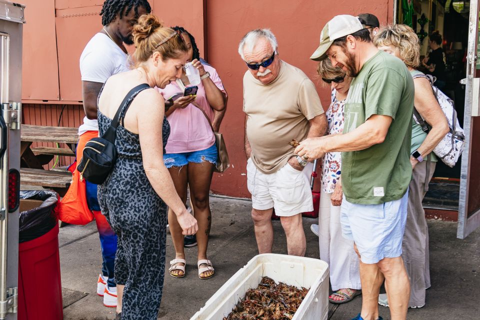 New Orleans: Garden District Food, Drinks & History Tour - Lafayette Cemetery No. 1: Funerals, Traditions, and First Impressions