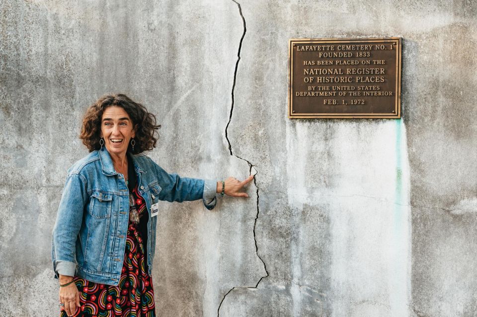 New Orleans: Garden District Guided Walking Tour - Lafayette Cemetery No. 1: what you can see from the gates