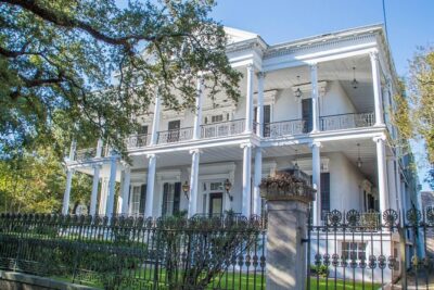 New Orleans Garden District History Walking Tour - Lafayette Cemetery No. 1 Outside the Gates: Above-Ground Graves and Local Traditions