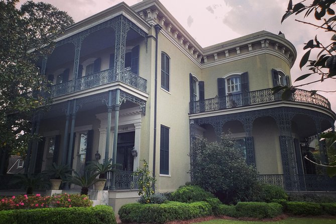 New Orleans Garden District History Walking Tour - Pace, Footwear, and Uneven Sidewalk Reality Checks