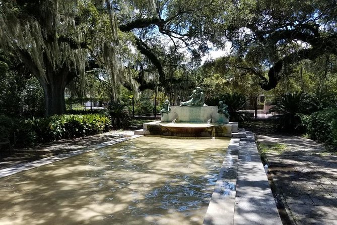 New Orleans Homes of the Rich and Famous Tour of the Garden District - Ending on Saint Charles Avenue: set up your next move