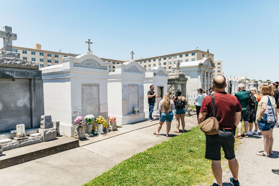 New Orleans: Sightseeing Bus Tour - Where the tour starts: Bon’s Street Food by Jackson Square