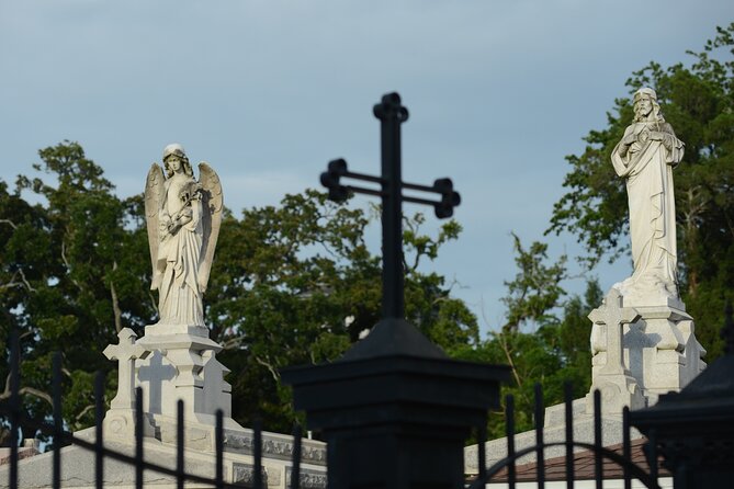 New Orleans St. Louis Cemetery No. 3 Walking Tour - The guide’s practical touch: questions, weather, and local advice