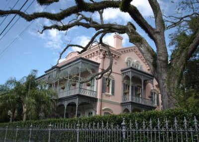 New Orleans: Witches Coven Garden District Walking Tour - Lafayette Cemetery No. 1: learn the customs, stay outside the gates