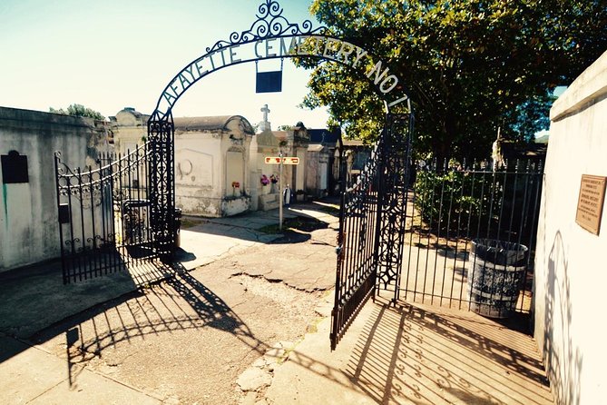 NOLA Garden District and Gates of Lafayette Cemetery Tour - The Garden District Book Shop start: easy to find, easy to wait