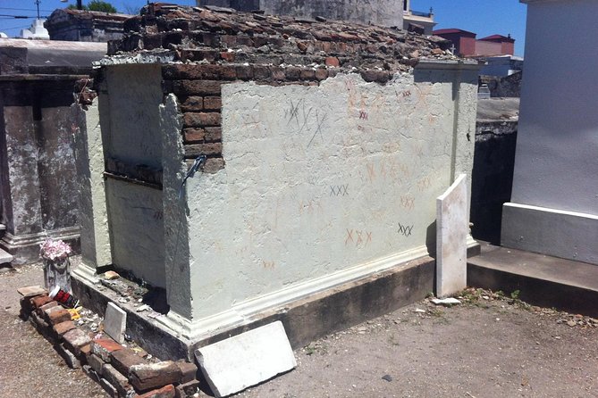 One Hour Saint Louis Cemetery Number One Walking Tour - Tombs, vaults, and the above-ground burial system