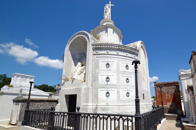 One Hour Saint Louis Cemetery Number One Walking Tour - Photo stops at the cemetery entrances (what you can realistically capture)