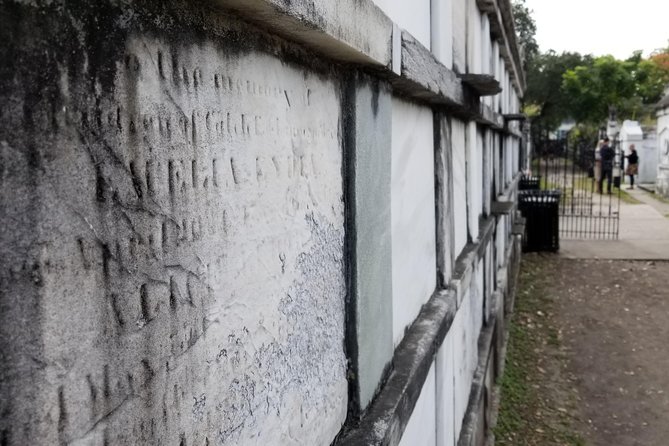 Small-Group Glamorous Garden District Tour - Lafayette Cemetery No. 1 outside the gates: what you can expect in only 20 minutes